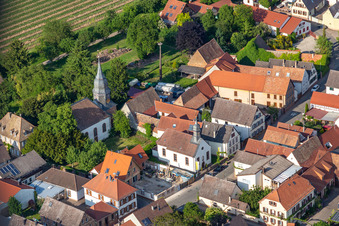 Vue aérienne de Église catholique de Simon et Jude à Kleinfischlingen dans le département Rhénanie-Palatinat, Allemagne