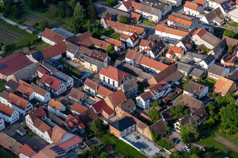 Vue aérienne de Église catholique Saint-Michel à le quartier Duttweiler in Neustadt an der Weinstraße dans le département Rhénanie-Palatinat, Allemagne