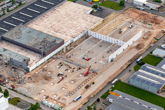 Vue aérienne de Chantier de construction d'un nouvel entrepôt et d'un bâtiment d'expédition pour Progroup Board GmbH à Interpark à Offenbach an der Queich dans le département Rhénanie-Palatinat, Allemagne