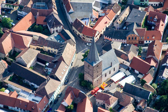 Vue aérienne de Bâtiment d'église au centre du village à Großkarlbach dans le département Rhénanie-Palatinat, Allemagne