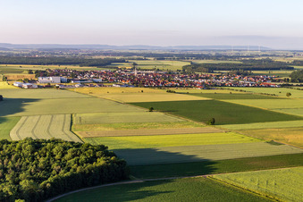 Vue d'oiseau de Grettstadt dans le département Bavière, Allemagne