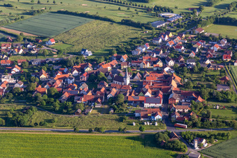 Vue aérienne de Vue de la ville en bordure des champs agricoles et des terres agricoles en Löffelsterz à le quartier Löffelsterz in Schonungen dans le département Bavière, Allemagne