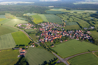 Photographie aérienne de Vue de la ville en bordure des champs agricoles et des terres agricoles en Löffelsterz à le quartier Löffelsterz in Schonungen dans le département Bavière, Allemagne