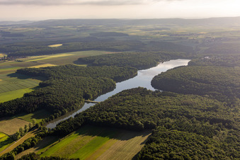 Vue d'oiseau de Ellertshäuser See à le quartier Altenmünster in Stadtlauringen dans le département Bavière, Allemagne