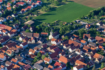 Vue aérienne de Saint Philippe et Saint Jacques à le quartier Hesselbach in Üchtelhausen dans le département Bavière, Allemagne
