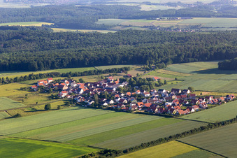 Vue aérienne de Quartier Hoppachshof in Üchtelhausen dans le département Bavière, Allemagne