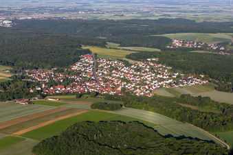 Vue aérienne de Üchtelhausen dans le département Bavière, Allemagne