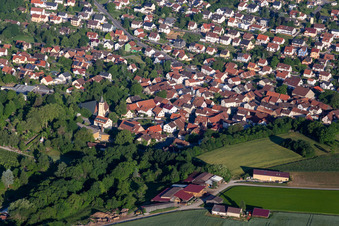 Vue aérienne de Et l'église Sainte-Catherine à Üchtelhausen dans le département Bavière, Allemagne