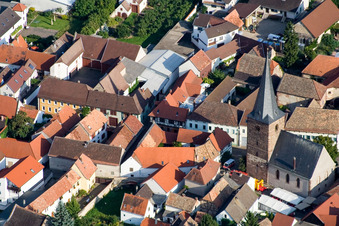 Rue principale à Großkarlbach dans le département Rhénanie-Palatinat, Allemagne vue d'en haut