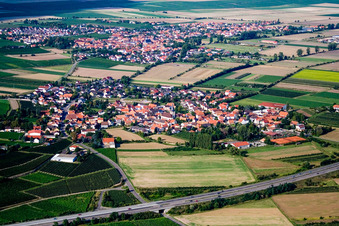 Vue aérienne de Village du sud à Laumersheim dans le département Rhénanie-Palatinat, Allemagne