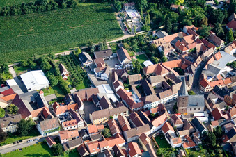 Rue principale à Großkarlbach dans le département Rhénanie-Palatinat, Allemagne depuis l'avion