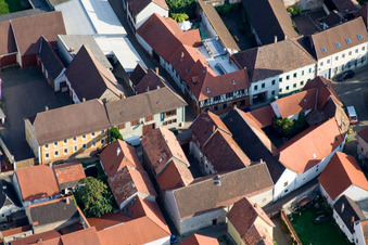 Vue d'oiseau de Rue principale à Großkarlbach dans le département Rhénanie-Palatinat, Allemagne