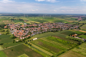 Vue aérienne de Vue du village en bordure des champs agricoles et des terres agricoles à Minfeld dans le département Rhénanie-Palatinat, Allemagne