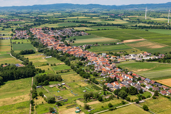 Vue aérienne de Vue du village en bordure des champs agricoles et des terres agricoles à Freckenfeld dans le département Rhénanie-Palatinat, Allemagne