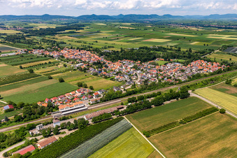 Vue aérienne de Vue du village depuis le sud-est à Winden dans le département Rhénanie-Palatinat, Allemagne