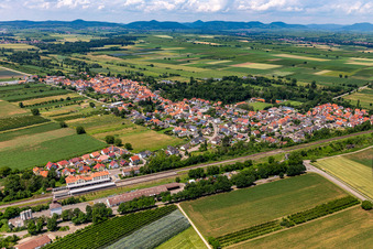 Vue aérienne de Vue du village depuis le sud-est à Winden dans le département Rhénanie-Palatinat, Allemagne