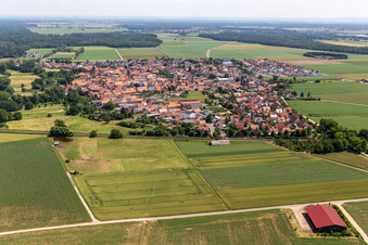 Vue aérienne de Vue du village en bordure des champs agricoles et des terres agricoles à Steinweiler dans le département Rhénanie-Palatinat, Allemagne