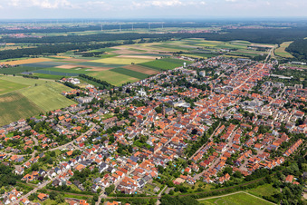 Kandel dans le département Rhénanie-Palatinat, Allemagne vu d'un drone