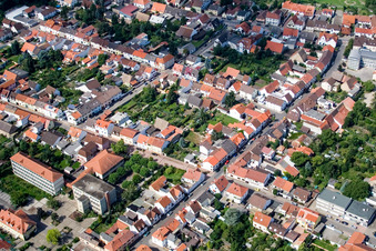 Vue aérienne de Vue des rues et des maisons dans les quartiers résidentiels à Altlußheim dans le département Bade-Wurtemberg, Allemagne
