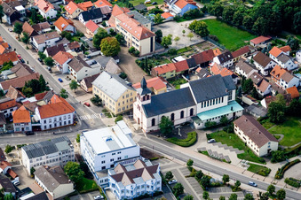 Vue aérienne de Saint Philippe Jakobus. Banque populaire Kraichgau eG à le quartier Oberhausen in Oberhausen-Rheinhausen dans le département Bade-Wurtemberg, Allemagne