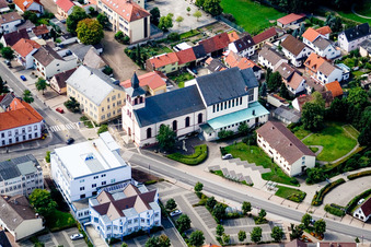 Vue aérienne de Église catholique dans le vieux centre-ville à le quartier Oberhausen in Oberhausen-Rheinhausen dans le département Bade-Wurtemberg, Allemagne