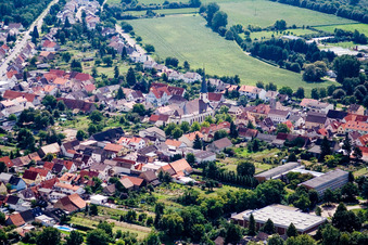 Vue aérienne de Saint-Pierre à le quartier Huttenheim in Philippsburg dans le département Bade-Wurtemberg, Allemagne