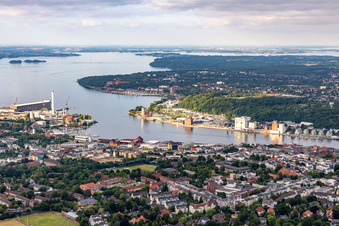 Vue aérienne de Fjord à Flensburg dans le département Schleswig-Holstein, Allemagne