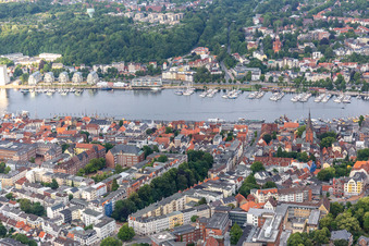 Vue aérienne de Rive est du fjord, marina au barrage du port, pointe du port à Flensburg dans le département Schleswig-Holstein, Allemagne