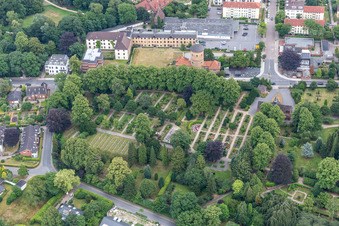 Vue aérienne de Vieux cimetière Flensburg, Christiansenpark, ancien château d'eau à le quartier Duburg in Flensburg dans le département Schleswig-Holstein, Allemagne