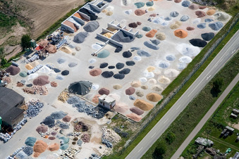 Vue aérienne de Entreprise de gravier de jardin, Badische Terrazzo Handelsgesellschaft mbH Huttenheimer Landstraße 2-6 à le quartier Neudorf in Graben-Neudorf dans le département Bade-Wurtemberg, Allemagne