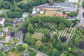 Vue aérienne de Vieux cimetière Flensburg, Christiansenpark, ancien château d'eau à le quartier Duburg in Flensburg dans le département Schleswig-Holstein, Allemagne
