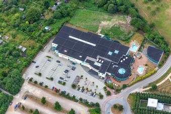 Vue aérienne de Thermes et piscine à la piscine extérieure du centre de loisirs Campusbad Flensburg à le quartier Bredeberg in Flensburg dans le département Schleswig-Holstein, Allemagne