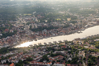 Vue aérienne de Un port de plaisance avec des postes d'amarrage et des rampes de mise à l'eau longe le front de mer à l'extrémité du port. Un bateau de plaisance accoste sur la rive ouest. Il est situé à proximité immédiate des ponts et des jetées de l'association « Port historique Flensburg ». En face, sur la rive est, se trouvent le port de la ville et un petit club de pêche. à le quartier Kielseng in Flensburg dans le département Schleswig-Holstein, Allemagne