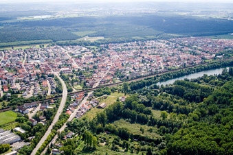 Vue aérienne de Huttenheimer Straße et Prestelsee à le quartier Neudorf in Graben-Neudorf dans le département Bade-Wurtemberg, Allemagne