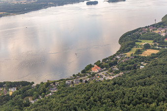 Vue aérienne de Complexe immobilier du Vitalhotel Alter Meierhof à Meierwik. L'hôtel de luxe « Alter Meierhof » est situé directement sur la rive du fjord de Flensburg. La route côtière sépare la zone résidentielle au sud de vastes zones forestières. à le quartier Ulstrupfeld in Glücksburg dans le département Schleswig-Holstein, Allemagne