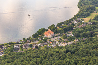 Vue aérienne de Vitalhotel Alter Meierhof à le quartier Ulstrupfeld in Glücksburg dans le département Schleswig-Holstein, Allemagne
