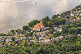 Vue aérienne de Complexe immobilier du Vitalhotel Alter Meierhof à Meierwik. L'hôtel de luxe « Alter Meierhof » est situé directement sur la rive du fjord de Flensburg. La route côtière sépare la zone résidentielle au sud de vastes zones forestières. à le quartier Ulstrupfeld in Glücksburg dans le département Schleswig-Holstein, Allemagne