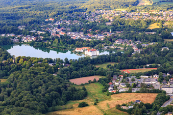 Vue aérienne de Château Glücksburg dans l'étang du château à Glücksburg dans le département Schleswig-Holstein, Allemagne