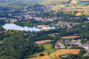 Vue aérienne de Château Glücksburg dans l'étang du château à Glücksburg dans le département Schleswig-Holstein, Allemagne