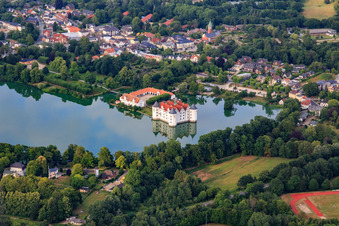 Photographie aérienne de Château Glücksburg dans l'étang du château à Glücksburg dans le département Schleswig-Holstein, Allemagne