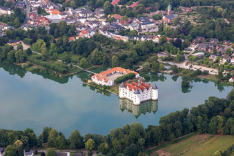 Vue aérienne de Bâtiments et parc du château Renaissance à douves sur l'étang du château (mer Baltique) à le quartier Ulstrupfeld in Glücksburg dans le département Schleswig-Holstein, Allemagne