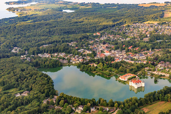 Vue oblique de Château Glücksburg dans l'étang du château à Glücksburg dans le département Schleswig-Holstein, Allemagne