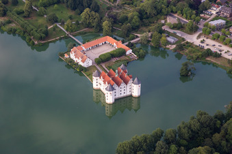 Château Glücksburg dans l'étang du château à Glücksburg dans le département Schleswig-Holstein, Allemagne d'en haut