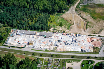 Vue aérienne de Entreprise de gravier de jardin, Badische Terrazzo Handelsgesellschaft mbH Huttenheimer Landstraße 2-6 à le quartier Neudorf in Graben-Neudorf dans le département Bade-Wurtemberg, Allemagne