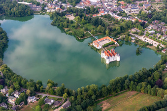 Vue aérienne de Bâtiments et parc du château Renaissance à douves sur l'étang du château (mer Baltique) à Glücksburg dans le département Schleswig-Holstein, Allemagne