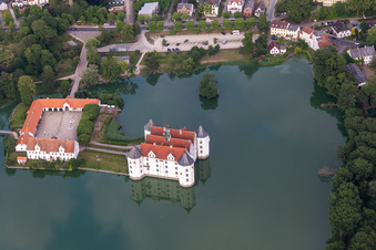 Château Glücksburg dans l'étang du château à Glücksburg dans le département Schleswig-Holstein, Allemagne hors des airs