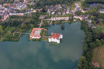 Château Glücksburg dans l'étang du château à Glücksburg dans le département Schleswig-Holstein, Allemagne vue d'en haut
