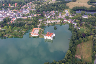 Château Glücksburg dans l'étang du château à Glücksburg dans le département Schleswig-Holstein, Allemagne depuis l'avion