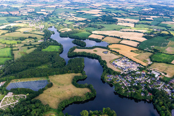 Vue aérienne de Munkbrarupau, étang du moulin à le quartier Ulstrupfeld in Glücksburg dans le département Schleswig-Holstein, Allemagne