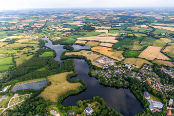 Vue aérienne de Munkbrarupau, étang du moulin à le quartier Ulstrupfeld in Glücksburg dans le département Schleswig-Holstein, Allemagne